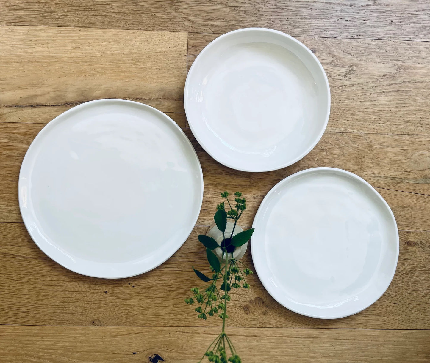 Relish-Simple round dinner white