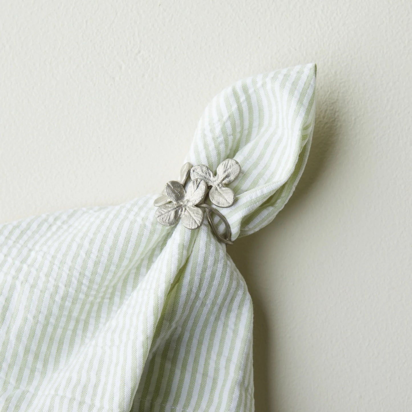 Tableau-Napkin ring Flower cluster