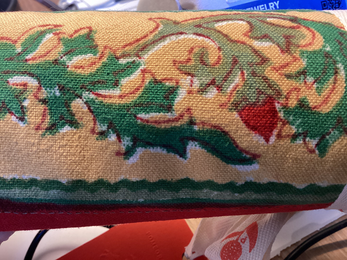 Pomegranate-runner winter pinecone